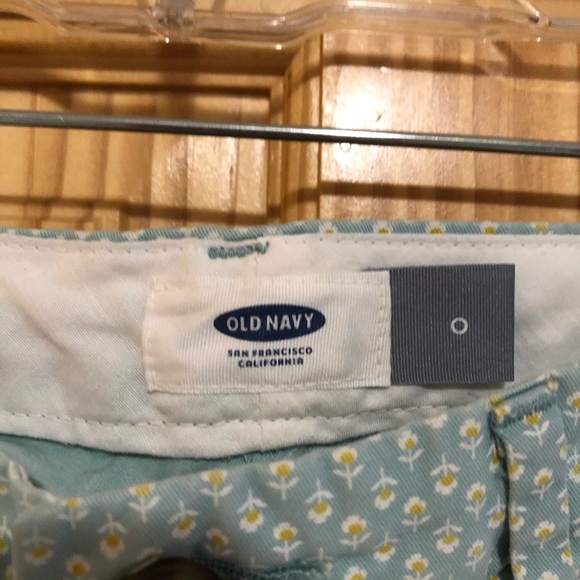 🏖Old Navy Shorts with flower pattern - Picture 3 of 4